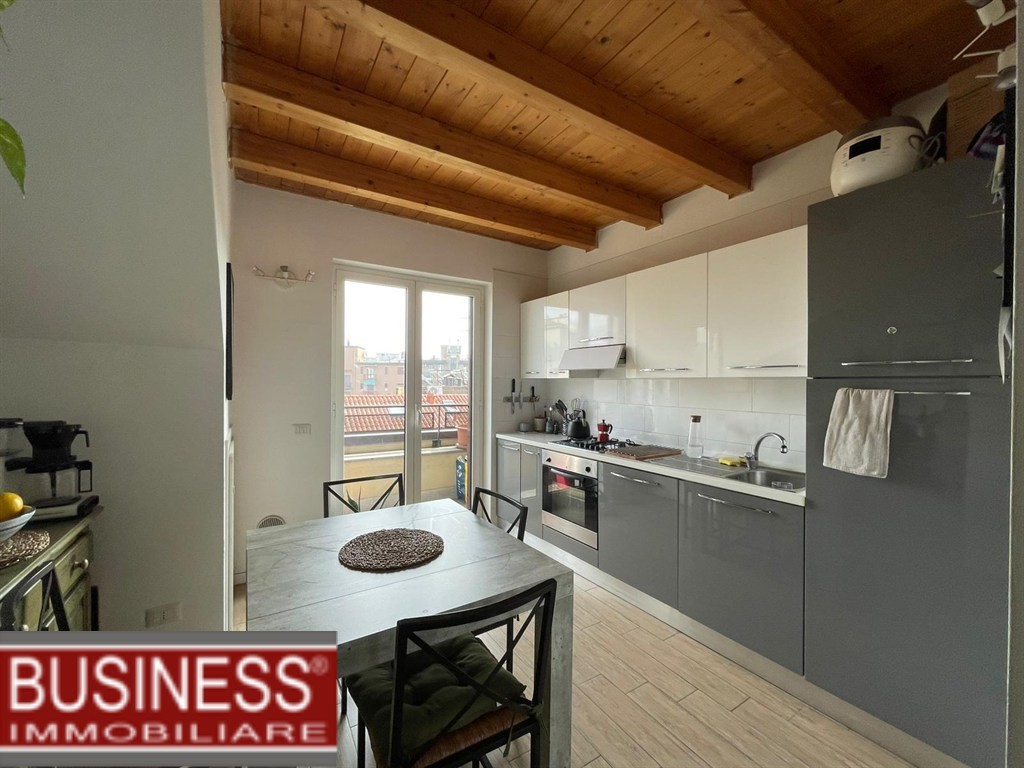 MILANO, MM ISOLA/GARIBALDI - TRILOCALE ARREDATO DI CUCINA