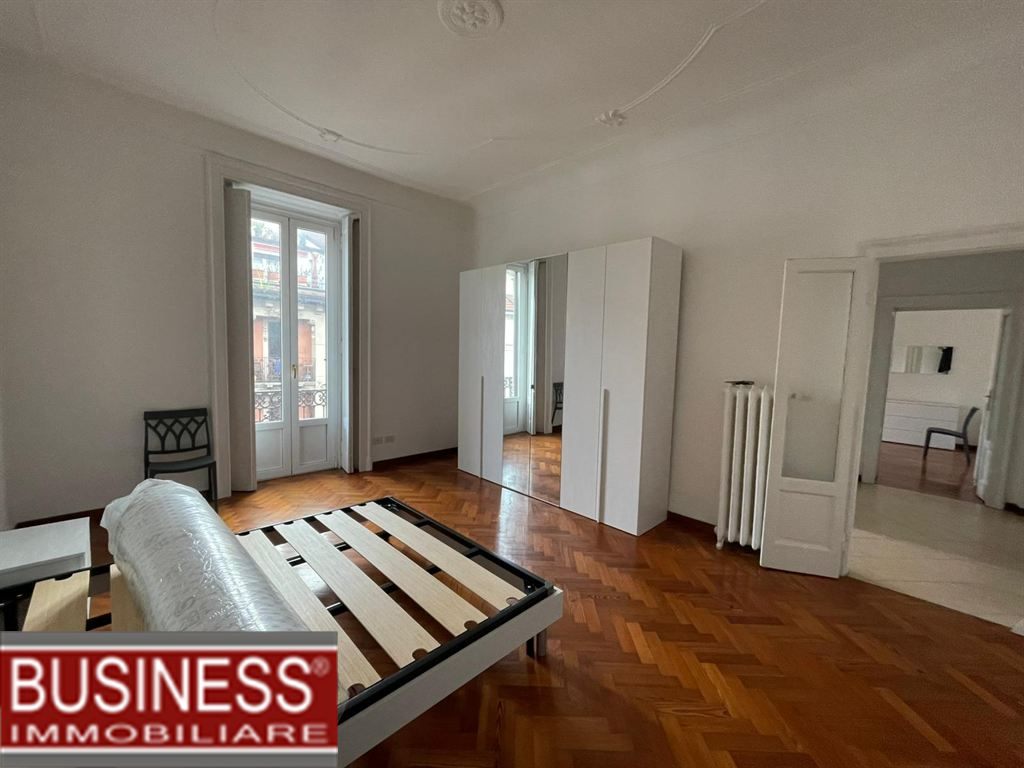 MILANO, PORTA ROMANA - APPARTAMENTO ARREDATO CON 4 CAMERE DA LETTO