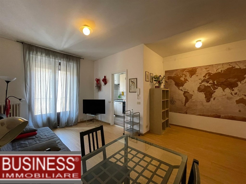 MILANO, PORTA ROMANA - TRILOCALE ARREDATO CON BALCONE