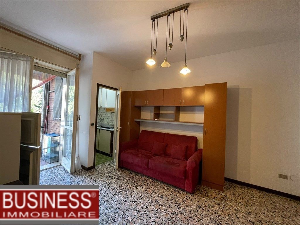 MILANO, PIAZZA ABBIATEGRASSO - AMPIO BILOCALE ARREDATO CON BALCONE