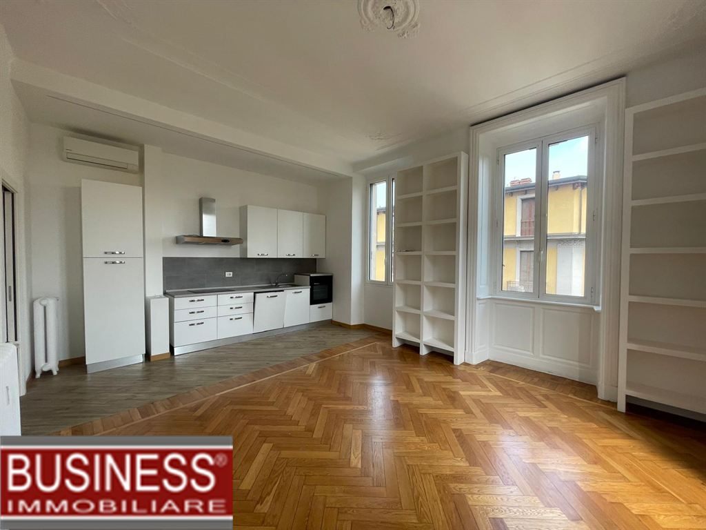 MILANO, PORTA ROMANA - APPARTAMENTO PARZIALMENTE ARREDATO CON TERRAZZO