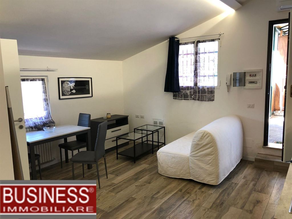 MILANO, BOVISA - AMPIO MONOLOCALE BEN ARREDATO CON TERRAZZO