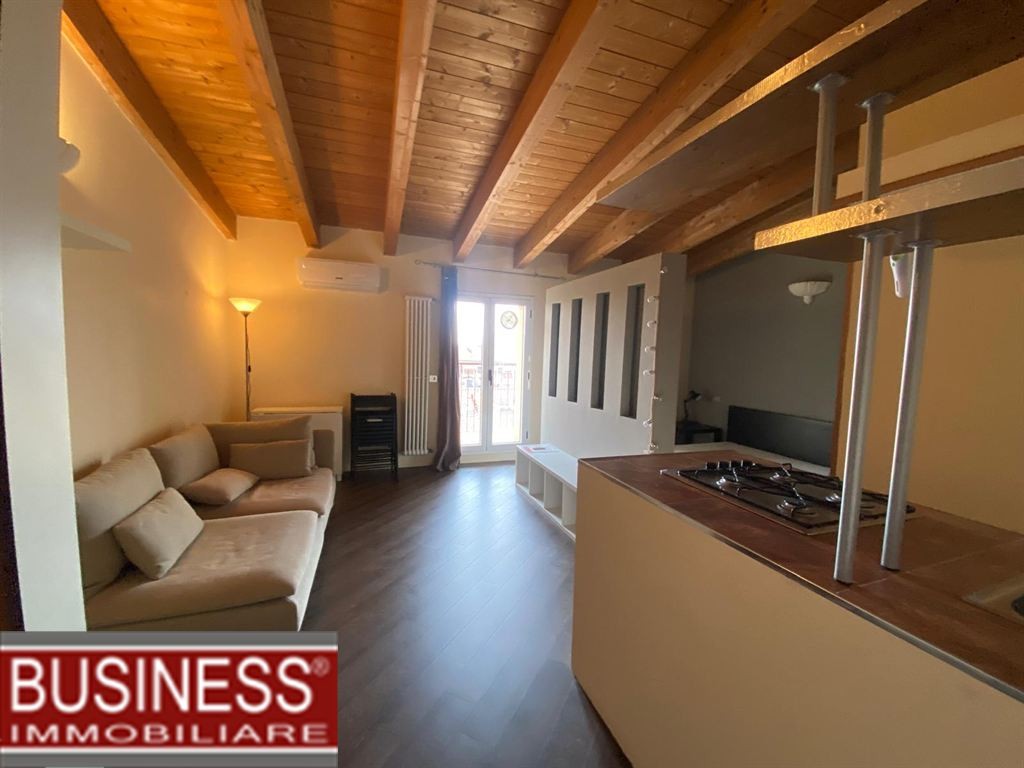 MILANO, ISOLA - MONOLOCALE ARREDATO CON BALCONE