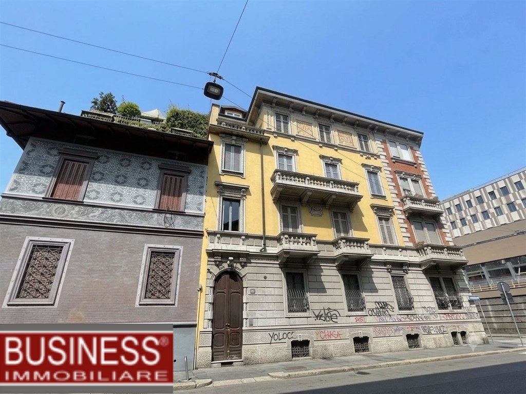 PIAZZA V GIORNATE/XXII MARZO - PLURILOCALE CON CUCINA E 5 AMPIE STANZE