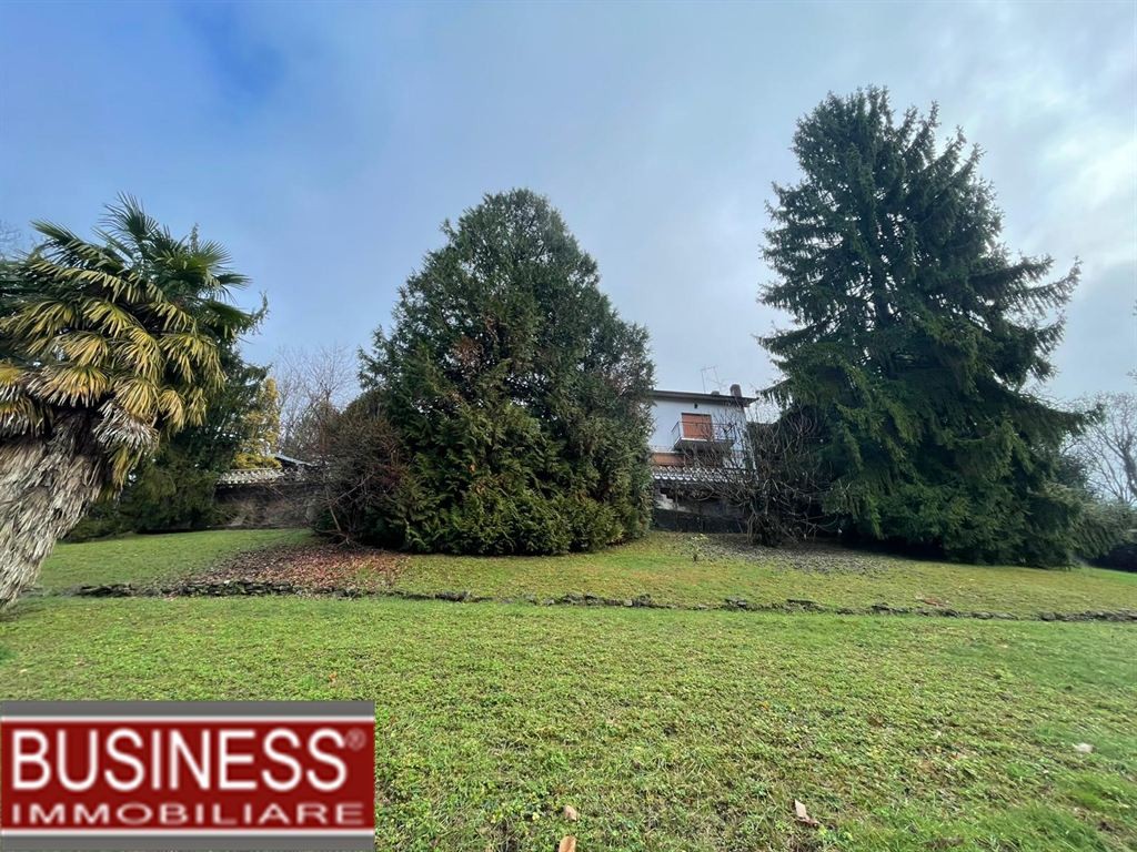 GRANTOLA - VIA RONCO - VILLA INDIPENDENTE CON 1500 MQ DI GIARDINO